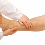 Gambe gonfie: quali sono i rimedi
