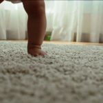 Bambini a piedi scalzi: quali sono i benefici