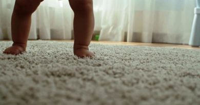 Bambini a piedi scalzi