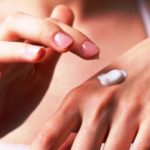 Mani screpolate per il freddo: i migliori consigli pratici