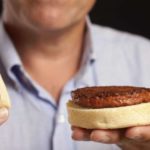 La carne sintetica sbarca nei panini dei fast food