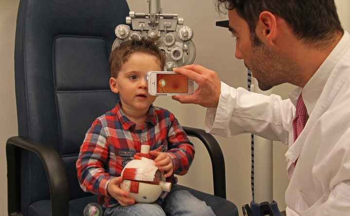 sanità digitale - esame occhio smartphone