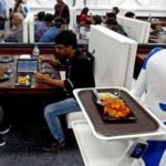Cameriere robot serve i pasti: la ristorazione punta sull’automazione