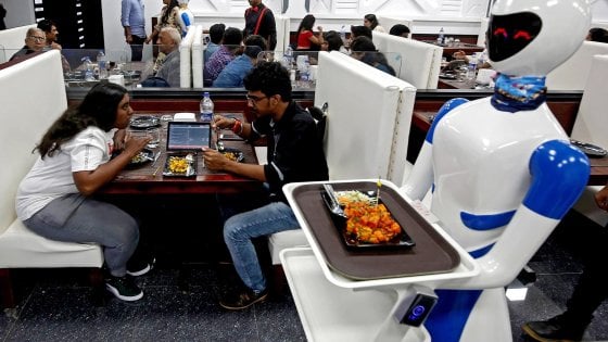 Cameriere robot serve i pasti