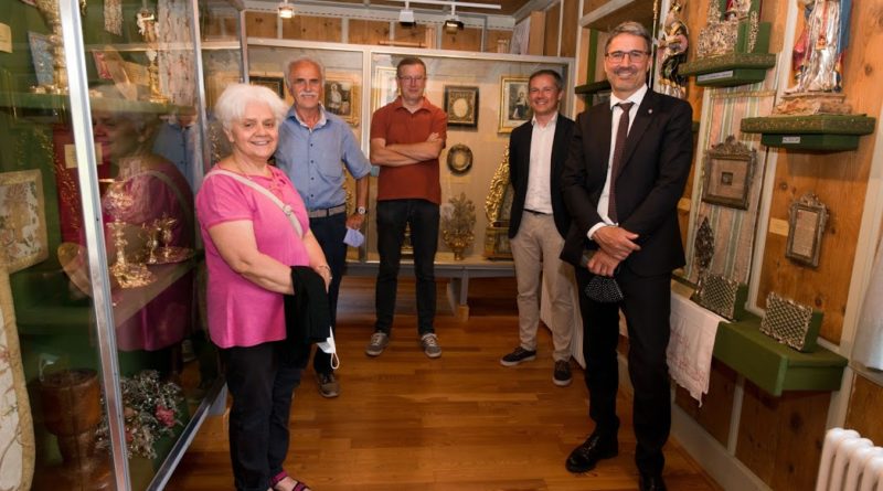 I componenti dell'Associazione Pro Museo di Aldino Magda Ploner e Toni Stürz, il vicepresidente Rainer Ploner, il presidente Peter Daldos e il presidente della Provincia Arno Kompatscher durante la visita. (Foto: ASP/Associazione Pro Museo Aldino)