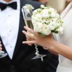 Gli sposi tornano a baciarsi sull’altare senza mascherine