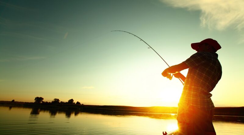 pesca da barca su lago