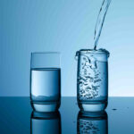 Fa davvero bene bere 8 bicchieri d’acqua al giorno?