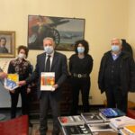 La Spezia. Il sindaco Peracchini ha ricevuto il libro Uno Sguardo sulla città