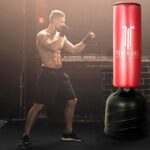 Tenersi in forma con un sacco da boxe da terra