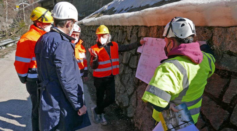 Sopralluogo dell'assessore Daniel Alfreider con i tecnici per il risanamento del ponte sull'Isarco della SS12 a Colle Isarco. (Foto: ASP/Ingo Dejaco)