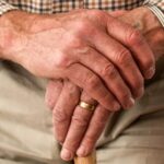 I bastoni per anziani ottima soluzione per chi vuole recuperare la mobilità