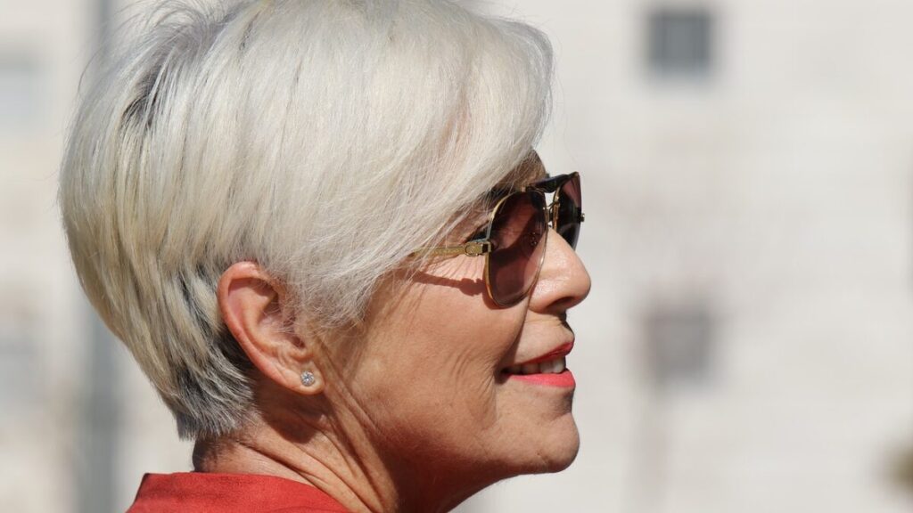 taglio capelli donna over 50 - Foto di Orna Wachman da Pixabay