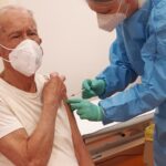 A sei mesi dalla seconda dose diminuisce l’efficacia del vaccino Pfizer: a lavoro per la terza somministrazione