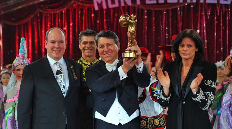 Flavio Togni solleva il Clown d'Oro al Festival del Circo di Monte Carlo