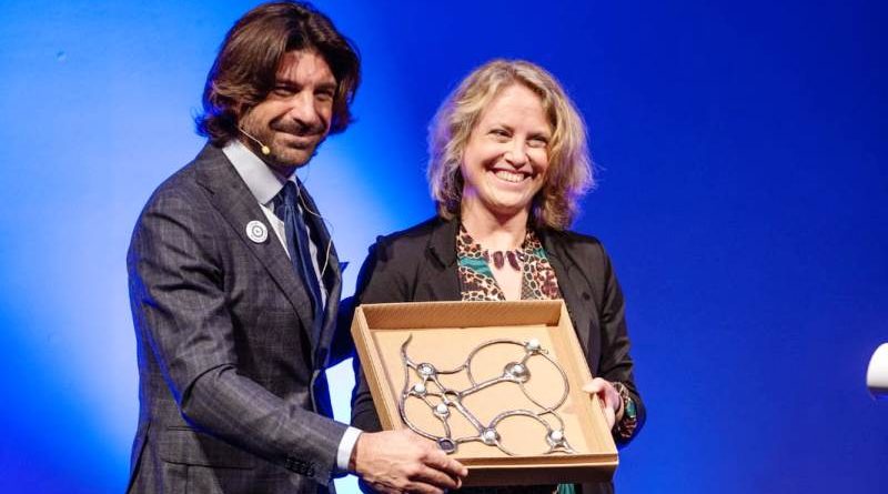 Francesco Macchia, cofondatore e Ceo di Rarelab consegna il premio a Cecilia Berni responsabile del settore per la Regione