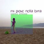 Mi piove nella birra, il nuovo brano di Andrea Strange