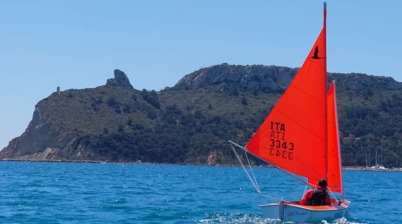 Barca Freedom nel golfo degli Angeli