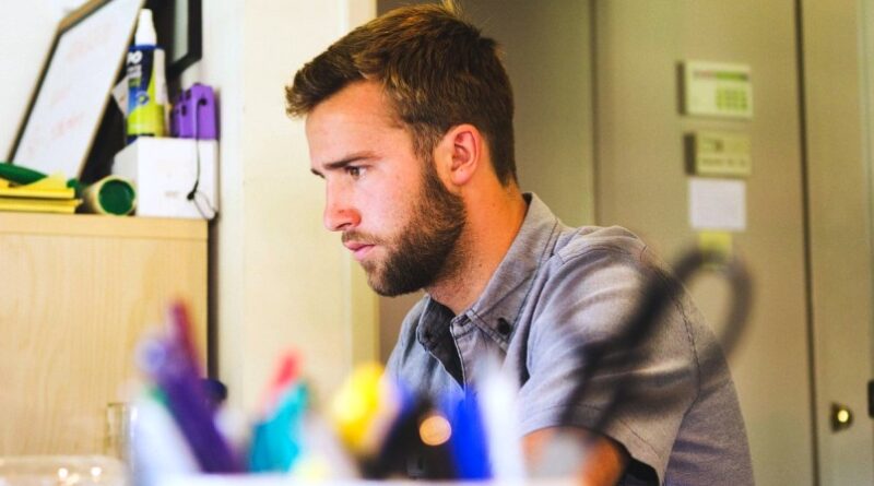 uomo lavoro concentrazione ph pixabay