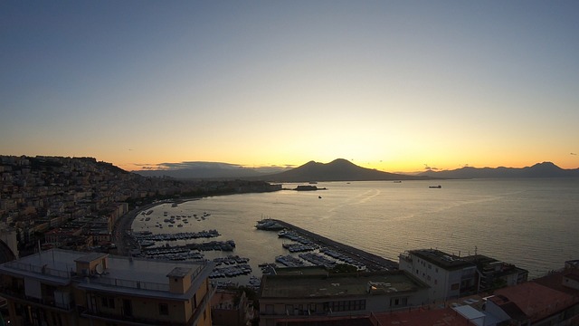 Napoli Foto di Luca Musella da Pixabay