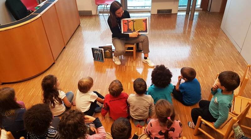 patto di collaborazione Comune - associazione Le Fontane per la Piccola biblioteca di Romagnano - ph comune Trento