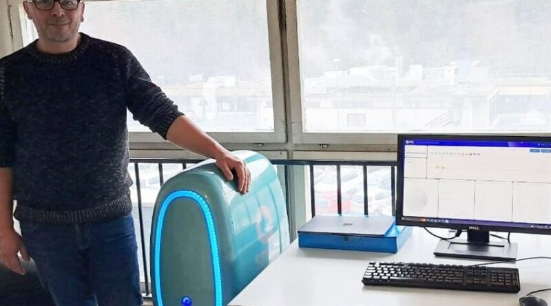 Il professore Livio Fanò con il computer quantistico