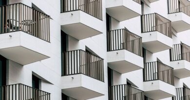 Tutelare l’incolumità pubblica: gettare rifiuti dal balcone è reato